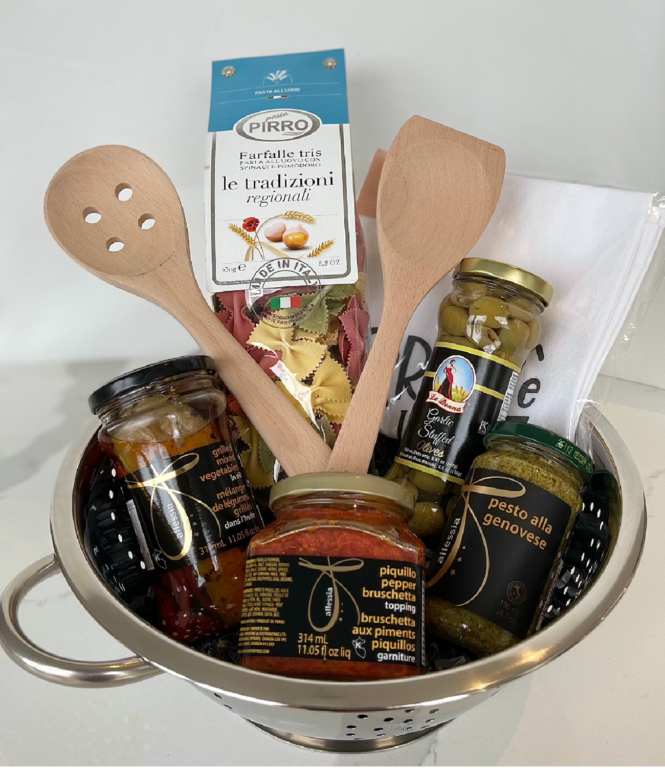 https://moderngiftgiving.ca/cdn/shop/products/PastaNightKit-Gift_1300x.png?v=1616517191